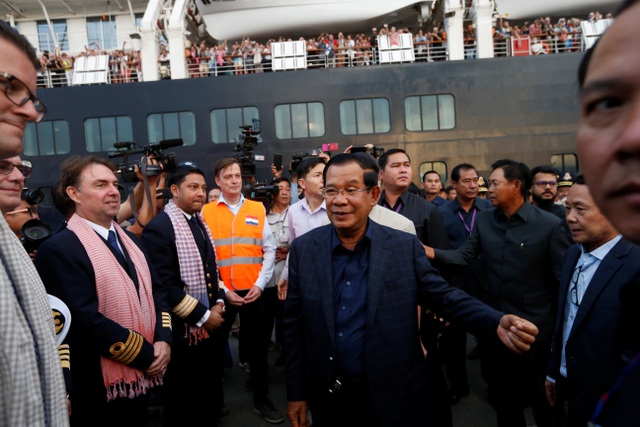 Thủ tướng Campuchia cầm hoa ra đón du thuyền bị các nước “hắt hủi” - 11