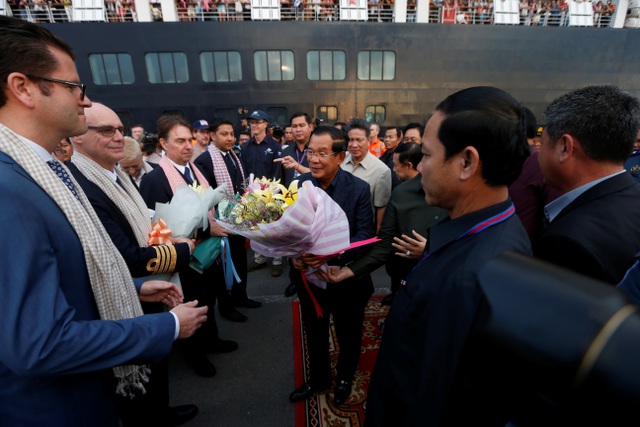 Thủ tướng Campuchia cầm hoa ra đón du thuyền bị các nước “hắt hủi” - 5