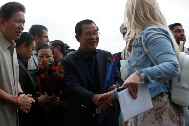 Thủ tướng Campuchia cầm hoa ra đón du thuyền bị các nước “hắt hủi” - 6