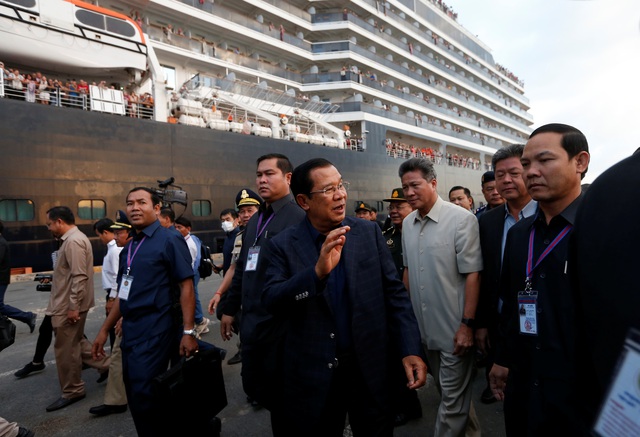 Thủ tướng Campuchia cầm hoa ra đón du thuyền bị các nước “hắt hủi” - 8