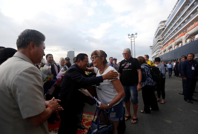 Thủ tướng Campuchia cầm hoa ra đón du thuyền bị các nước “hắt hủi” - 9