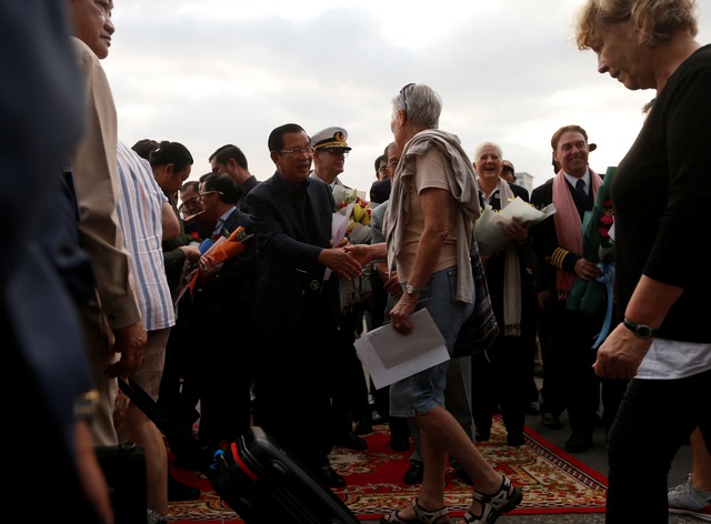 Thủ tướng Campuchia cầm hoa ra đón du thuyền bị các nước “hắt hủi” - 10