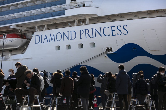 Mỹ đưa 14 người nhiễm virus corona trên du thuyền ở Nhật Bản về nước - 1
