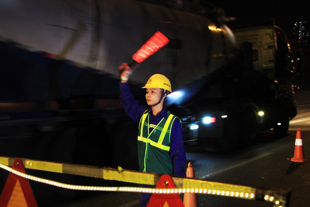Hà Nội: Công nhân xuyên đêm sửa chữa đường vành đai 3 trên cao - 1