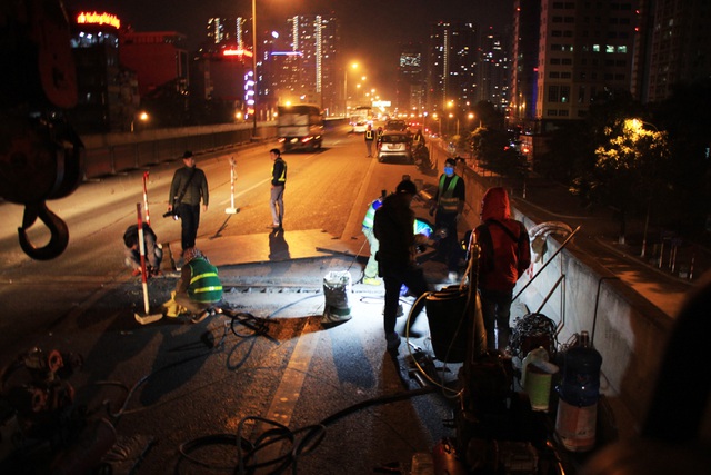 Hà Nội: Công nhân xuyên đêm sửa chữa đường vành đai 3 trên cao - 4