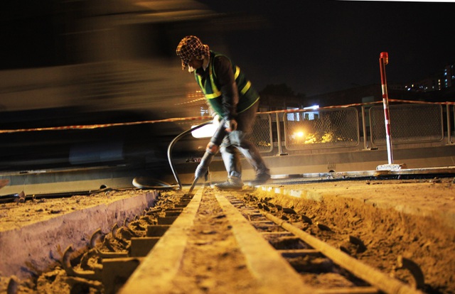 Hà Nội: Công nhân xuyên đêm sửa chữa đường vành đai 3 trên cao - 5