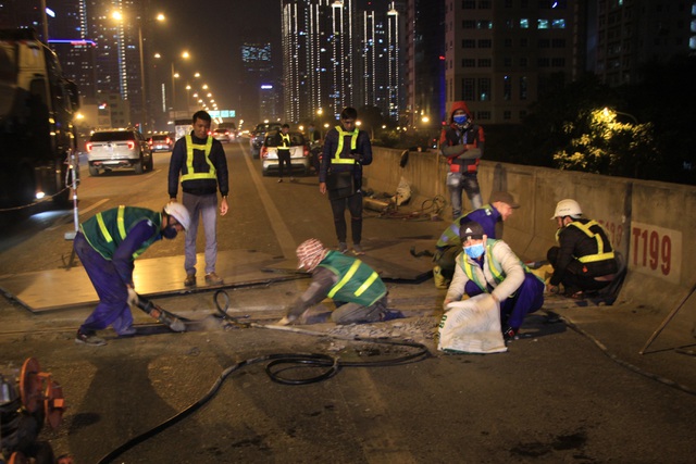 Hà Nội: Công nhân xuyên đêm sửa chữa đường vành đai 3 trên cao - 7