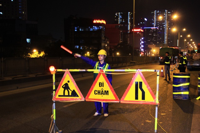 Hà Nội: Công nhân xuyên đêm sửa chữa đường vành đai 3 trên cao - 8