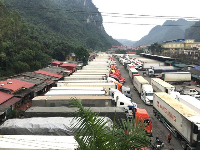 Hàng trăm xe trái cây tươi vẫn “bất động ở cửa khẩu, chờ sang Trung Quốc - 1