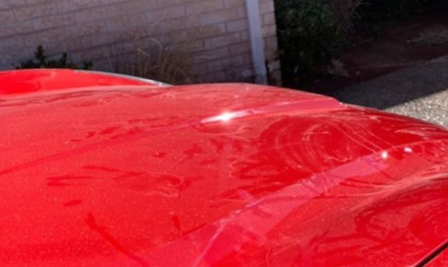 Đứng lên siêu xe Ferrari của người khác để chụp ảnh - Thiệt hại 6.000 USD - 3