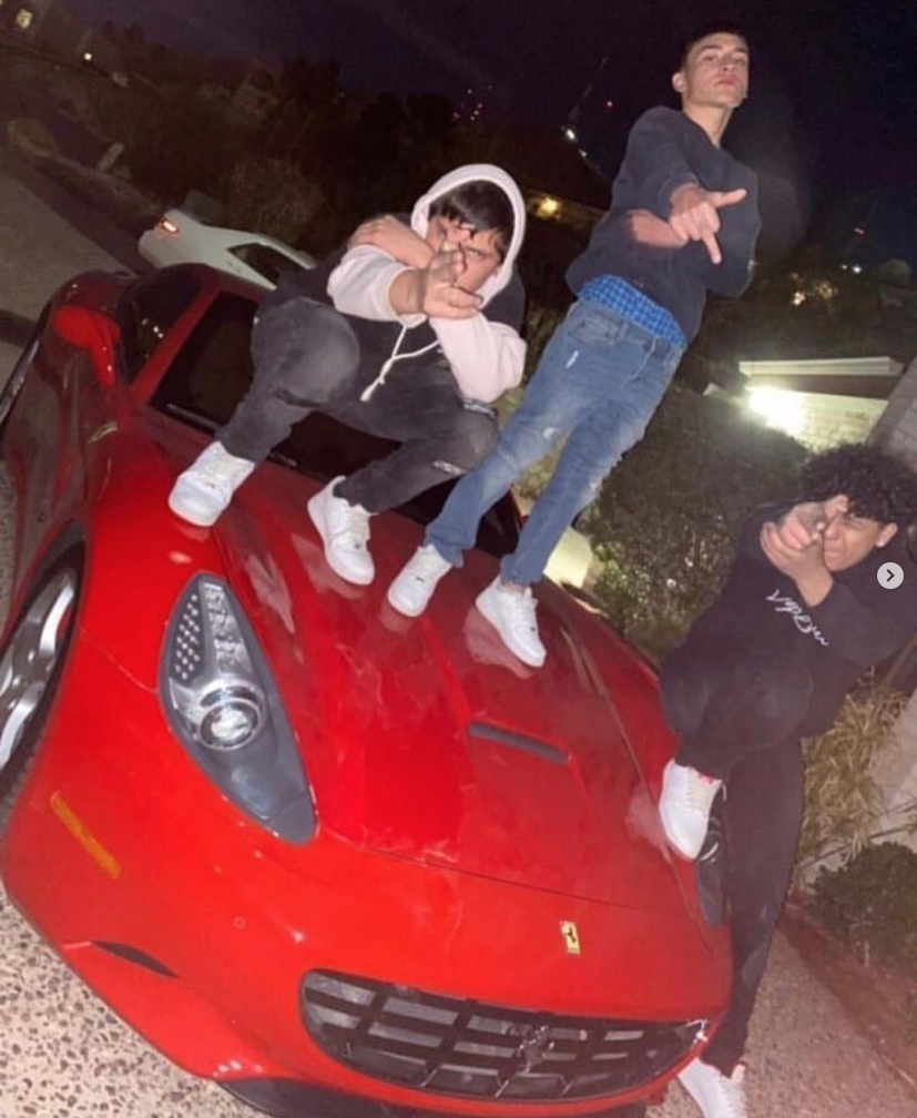 Đứng lên siêu xe Ferrari của người khác để chụp ảnh - Thiệt hại 6.000 USD