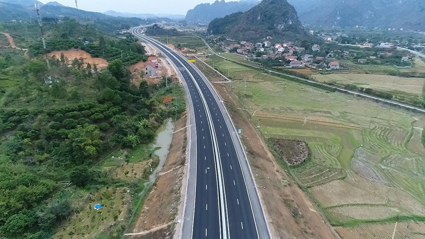 Phương tiện giảm mạnh trên tuyến đường thông thương Việt Nam - Trung Quốc