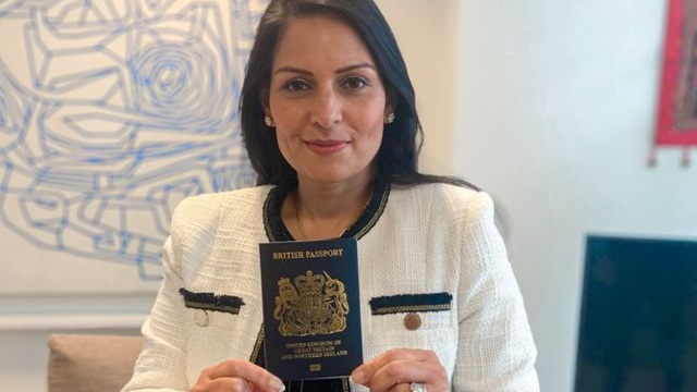 Anh chính thức đổi màu hộ chiếu sau khi rời EU - 1