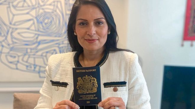 Anh chính thức đổi màu hộ chiếu sau khi rời EU