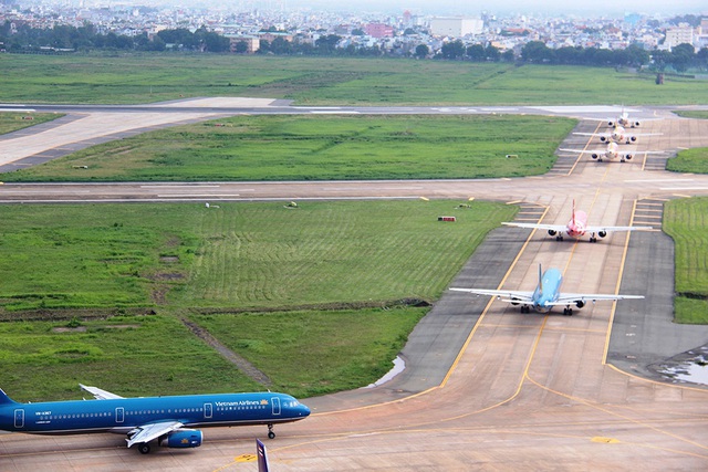 “Đóng cửa” đường băng sân bay Tân Sơn Nhất vì lún, nứt nghiêm trọng - 1