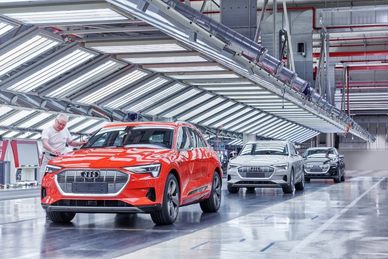 Audi phải tạm ngừng sản xuất xe chạy điện e-tron