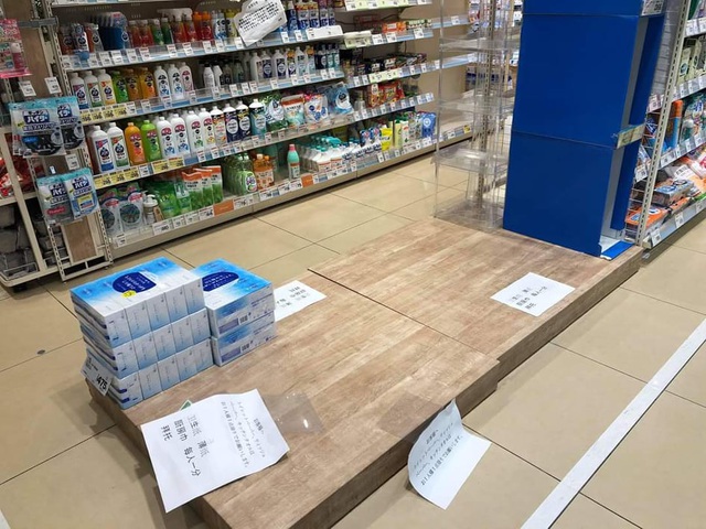 Siêu thị ở Nhật Bản “cháy” giấy vệ sinh vì tin đồn về dịch Covid-19 - 1