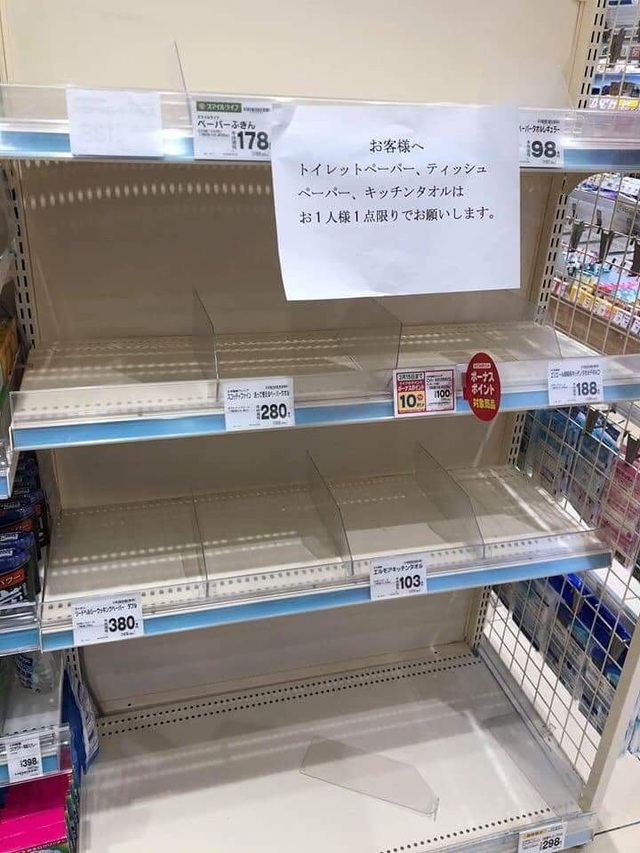 Siêu thị ở Nhật Bản “cháy” giấy vệ sinh vì tin đồn về dịch Covid-19 - 4