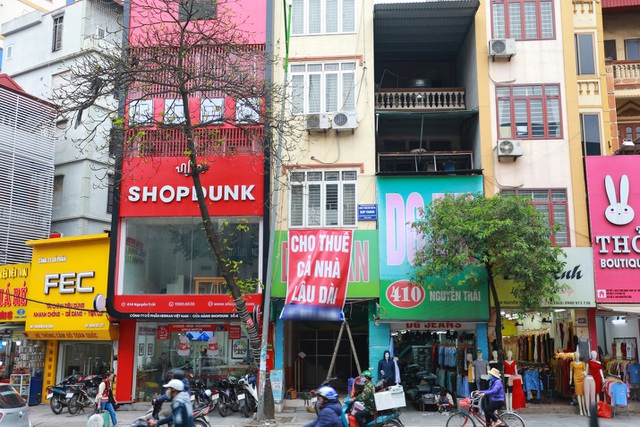 Kinh doanh ế ẩm, hàng loạt cửa hàng ở Hà Nội đóng cửa trả mặt bằng - 3