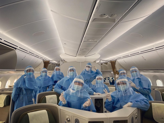 Tiếp viên hàng không trước chuyến bay quốc tế cuối cùng trong “bão dịch” - 2