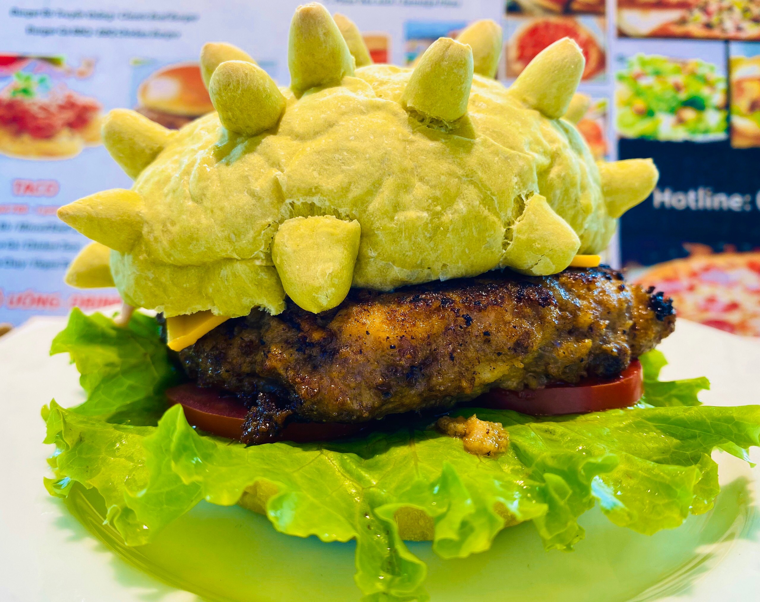 Bánh Hamburger mang hình virus corona cháy hàng