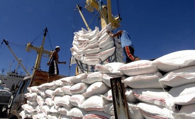 Bộ Công Thương bất ngờ đề nghị hoãn việc dừng xuất khẩu gạo - 1