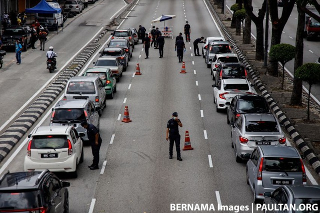 Malaysia yêu cầu một người một xe để ngăn chặn Covid-19 - 3