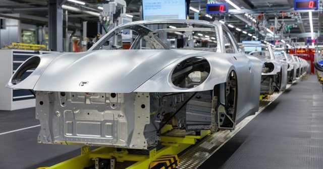 Porsche đóng cửa nhà máy, yêu cầu nhân viên làm việc từ xa - 1