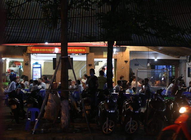 Bất chấp “lệnh cấm”, nhiều quán nhậu Hà Nội vẫn tấp nập đón khách - 3
