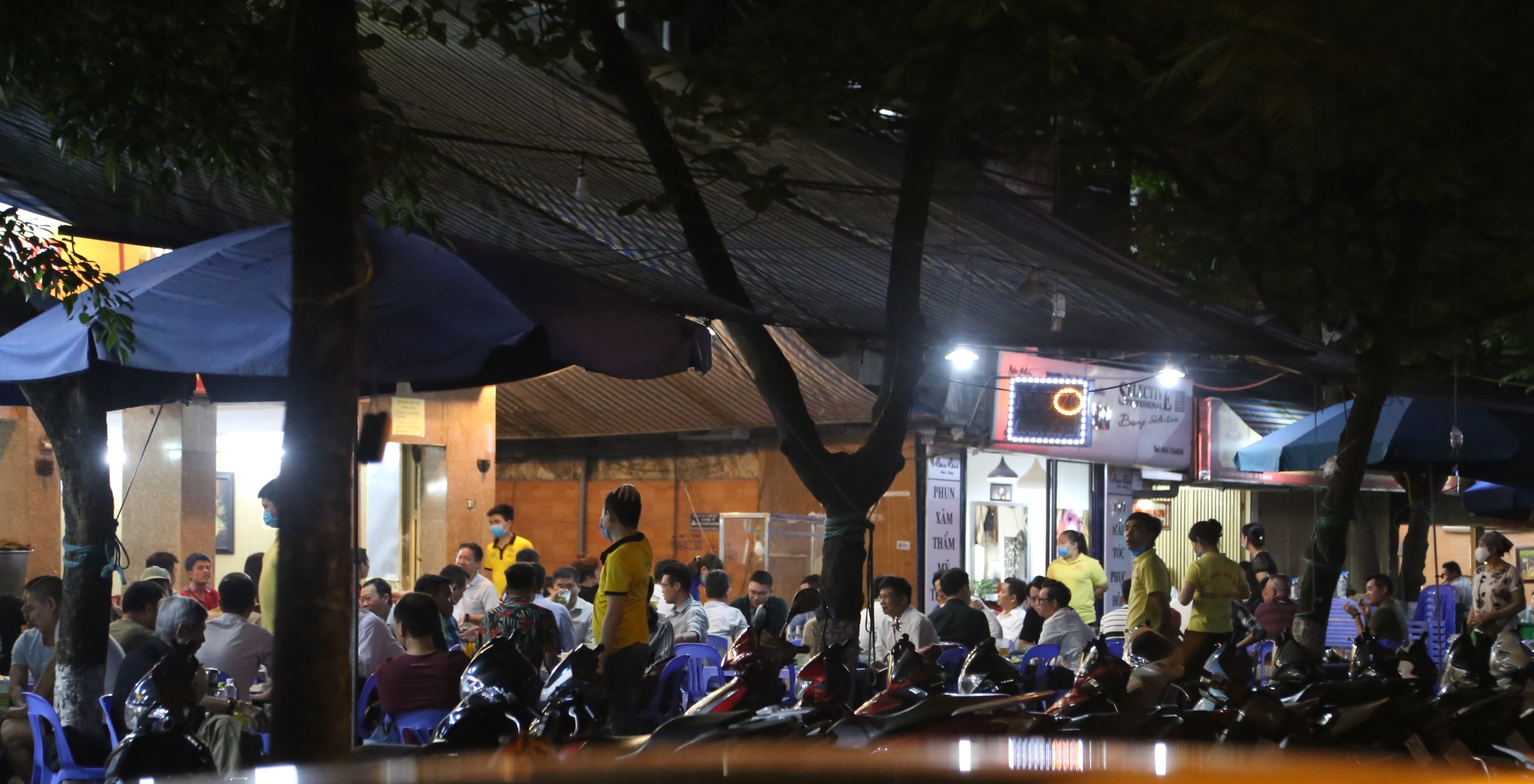 Bất chấp “lệnh cấm”, nhiều quán nhậu Hà Nội vẫn tấp nập đón khách