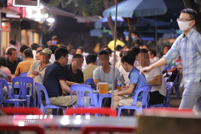 Bất chấp “lệnh cấm”, nhiều quán nhậu Hà Nội vẫn tấp nập đón khách - 4