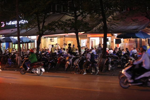 Bất chấp “lệnh cấm”, nhiều quán nhậu Hà Nội vẫn tấp nập đón khách - 5