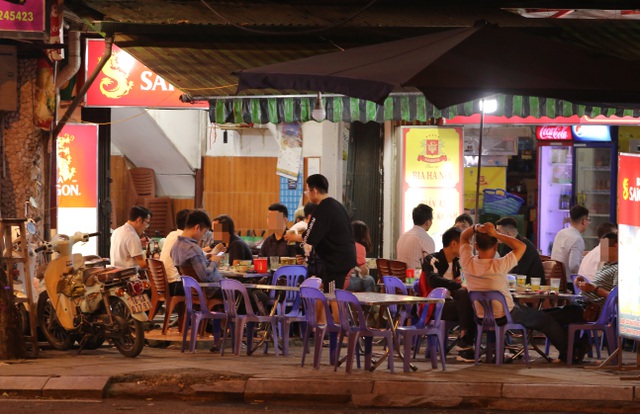 Bất chấp “lệnh cấm”, nhiều quán nhậu Hà Nội vẫn tấp nập đón khách - 6