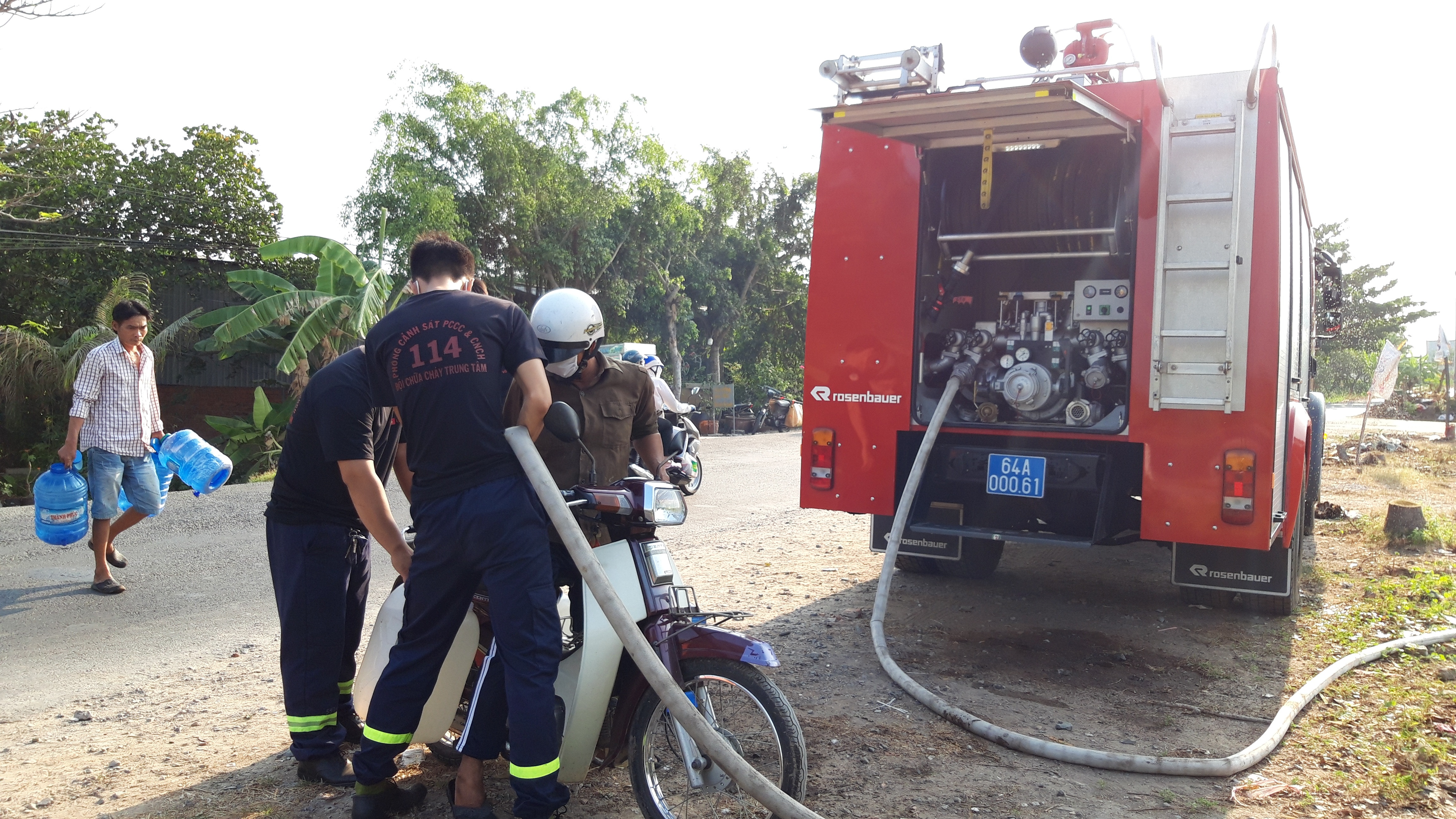Vĩnh Long: Điều xe chữa cháy cấp nước sạch cho người dân vùng mặn