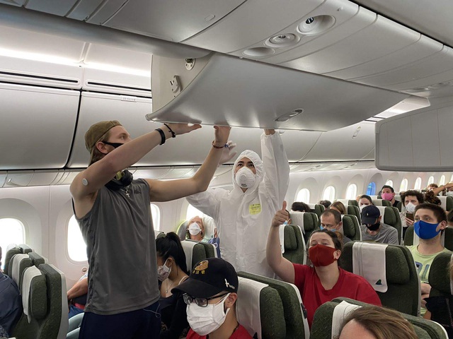 Việt Nam tổ chức chuyến bay nhân đạo đưa gần 200 người châu Âu về nước - 2