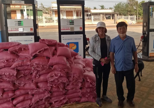 Một hộ dân tặng 5 tấn gạo để người nghèo chống dịch - 1