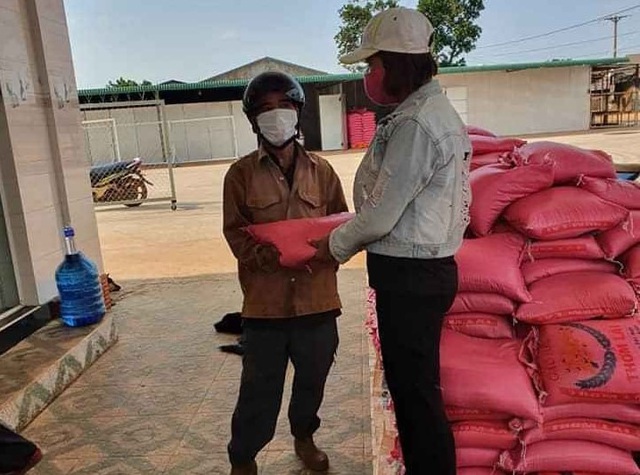 Một hộ dân tặng 5 tấn gạo để người nghèo chống dịch - 2