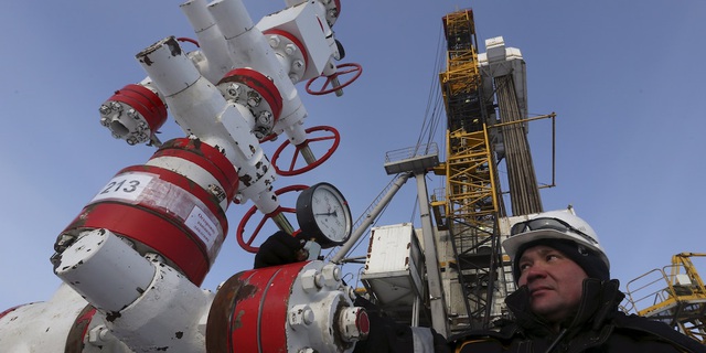 Nga đồng ý thu hẹp sản lượng dầu mỏ xuống mức kỉ lục, giá dầu bật tăng - 1