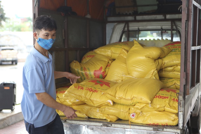 Hà Nội: Nhiều nhà hảo tâm đưa cả xe tải gạo tới cây ATM đặc biệt - 2