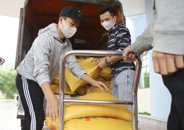 Hà Nội: Nhiều nhà hảo tâm đưa cả xe tải gạo tới cây ATM đặc biệt - 3