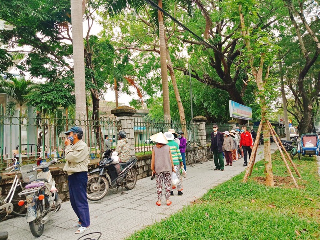 3 “cây ATM gạo” tại Huế “vật lộn” với lượng người đến quá đông - 2