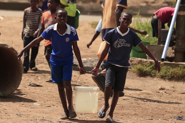 Covid-19: Ở Zimbabwe, người ta có nguy cơ tử vong chỉ vì đi lấy nước - 1