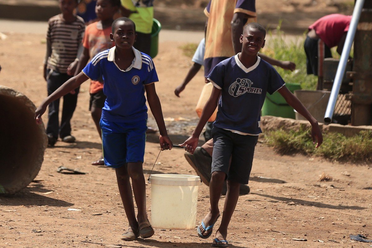 Covid-19: Ở Zimbabwe, người ta có nguy cơ tử vong chỉ vì đi lấy nước