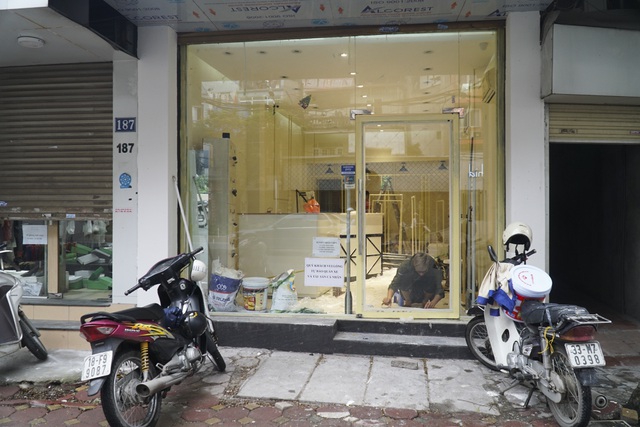 Hà Nội: Các cơ sở kinh doanh tất bật dọn dẹp để mở cửa trở lại - 11