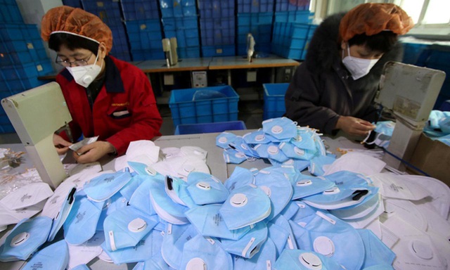 Trung Quốc: Công xưởng khẩu trang lớn nhất thế giới đói nguyên liệu thô - 2