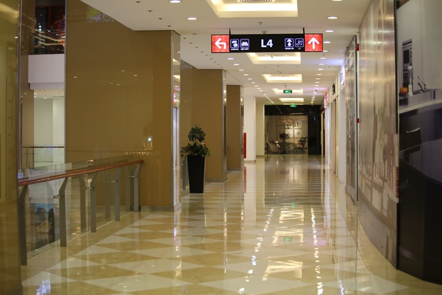 Hà Nội: Trung tâm thương mại vắng khách như đang.... cách ly xã hội! - 7