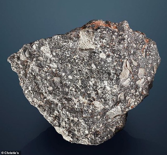 Khối đá mặt trăng to dị thường được bán đấu giá hơn 58 tỷ đồng - 1