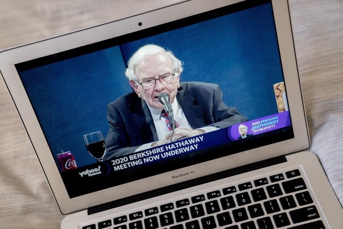 Tỷ phú Warren Buffett điều hành cuộc họp trực tuyến đại hội đồng cổ đông thường niên năm 2020. Ảnh: Bloomberg