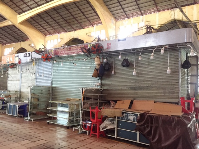 Hàng loạt quầy, sạp tại chợ Bến Thành vẫn “cửa đóng, then cài” vì ế khách - 1