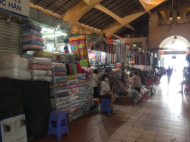 Hàng loạt quầy, sạp tại chợ Bến Thành vẫn “cửa đóng, then cài” vì ế khách - 17
